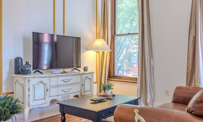 Downtown Apartment | Huge 1br apt, baby-friendly, dogs, walkable downtown