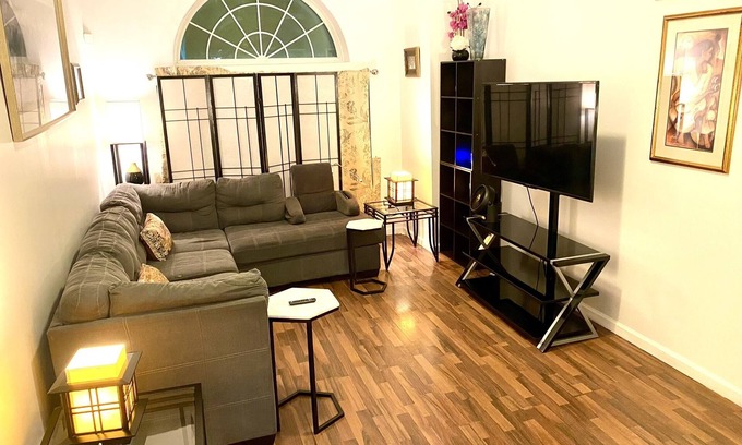 Downtown Baltimore Apartment | HUGE 2 Bedroom Apt w/king bed, FREE Street Parking