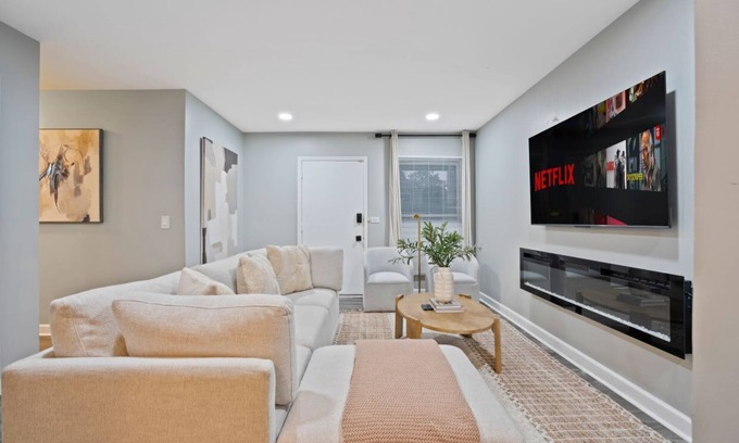 Des Plaines House | Huge 4BR w/Yard | Sleeps 8 | LCP Collection