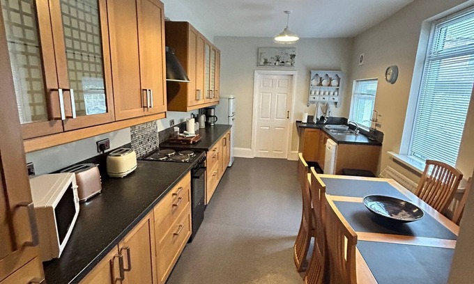 Shildon House | Huge 5 bed on the edge of Shildon