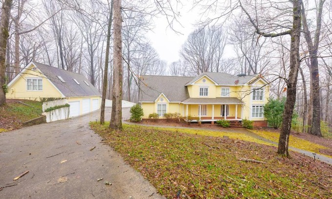 Gainesville House | Huge! 5 Bedroom Near Lake Lanier and Chateau Elan