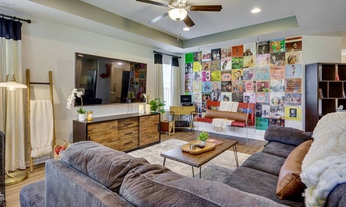 Normal House | *HUGE GAME ROOM* - Westerbrook