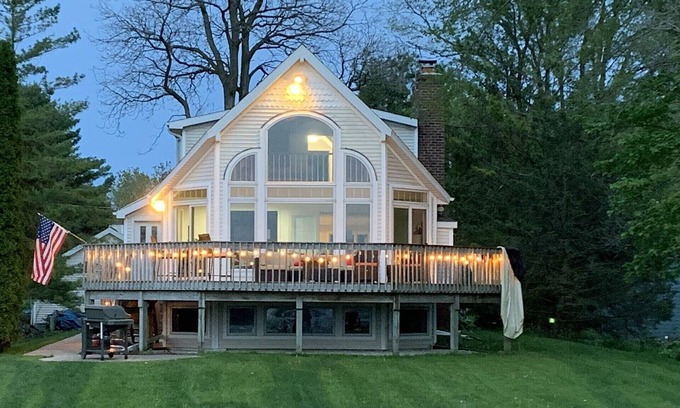 Hartford House | Huge lake house on Pike Lake.