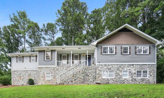 Lilburn House | HUGE & Secluded Home ,9 full beds 30min from CITY