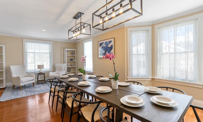 Lake Geneva House | HUGE Sleep 18 walk to lake/downtown pets OK