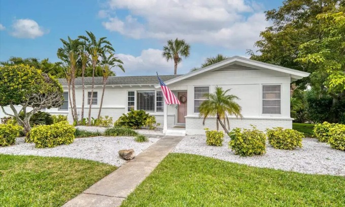 Bay Esplanade Cottage | HUGE Spa- Quick Walk to the BEACH - 2 Family Rooms - Screened Patio