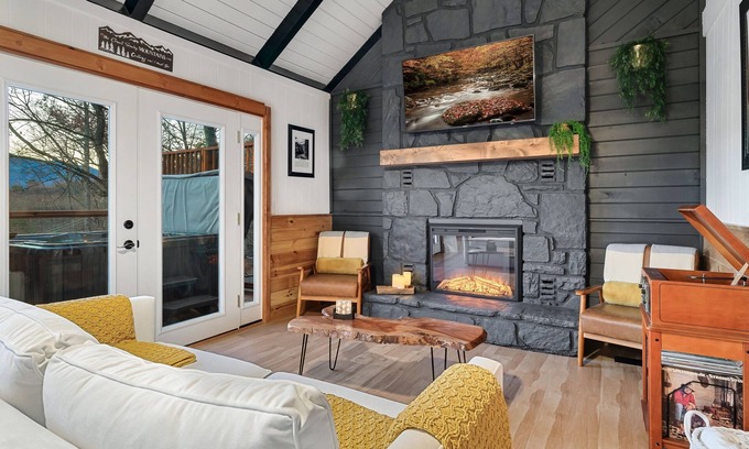 Chalet Village Ski Chalet | HUGE SUMMER SALE! 3 Pools! 1mi to GSMNP, Downtown & Ober! Mtn Views! Hot Tub!