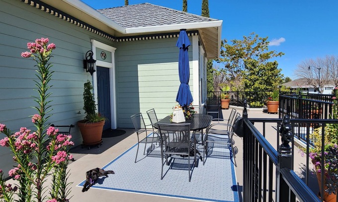 Red Bluff Hotel | Hummingbird House