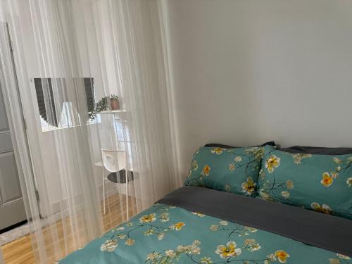 Sunrise Manor House | Hummingbird's Retreat-One bedroom-private bath-private entry door