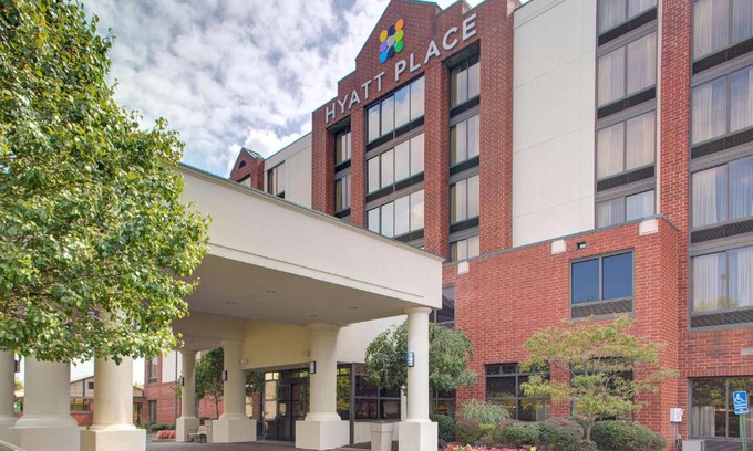 South Hills Hotel | Hyatt Place Pittsburgh Airport - Robinson Mall