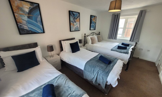 Colchester House | Hythe House – Stylish 3BR Stay Close to Colchester Centre & Transport