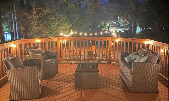 North Raleigh House | I Luv June Deal –25% Off 4BR Deck Oasis | Sleeps 9