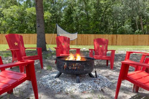 Lake City House | Ichetucknee Springs 2 MI - Fire Pit Pavilion & Grill