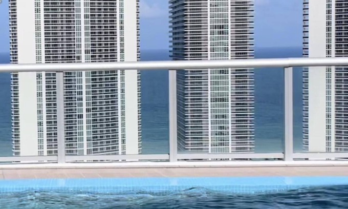 Hallandale Beach Resort | Iconic View - Family 2BR Hotel Suite @beach