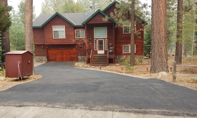 North Upper Truckee House | Ideal for family getaways! - Backs to National Forest - Hot Tub, Fast free Wi-Fi