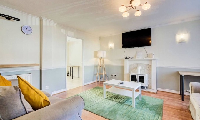 Tilbury House | Ideal for groups & families with parking and patio