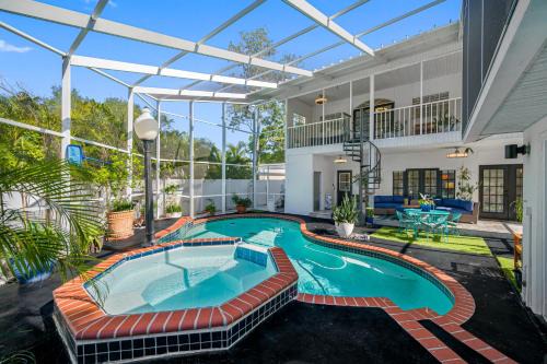 Bayshore House | Ideal for Groups! Sleeps 14, Pool, Spa Near Downtown
