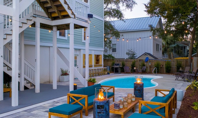 Isle of Palms House | IDEAL IOP Beach Home, 6 BR, Private Pool, Close to Beach, Spacious!