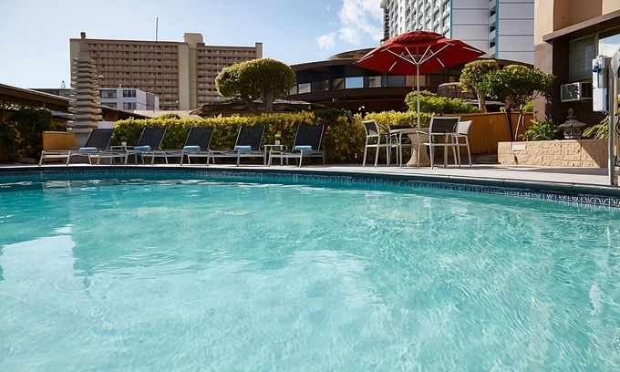 Ala Moana House | Ideal Location! 4 Convenient Units, Onsite Pool, Pet-Friendly Property