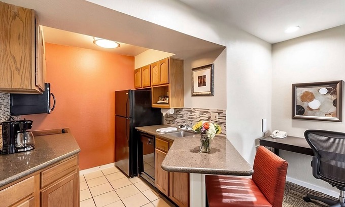 Torrance Resort | Ideal Mix of Comfort and Value! Free Breakfast, Near Dive N Surf, Redondo Beach