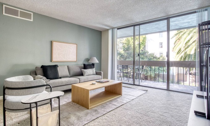 Central San Mateo Apartment | Ideal San Mateo 3BR w/W/D, BBQ & Pool, nr Caltrain, by Blueground