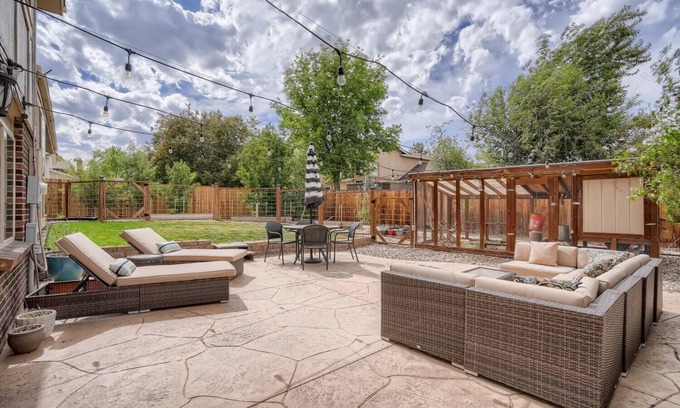 South Westminster House | Ideally Located-Park-Pet Friendly-Fenced Yard