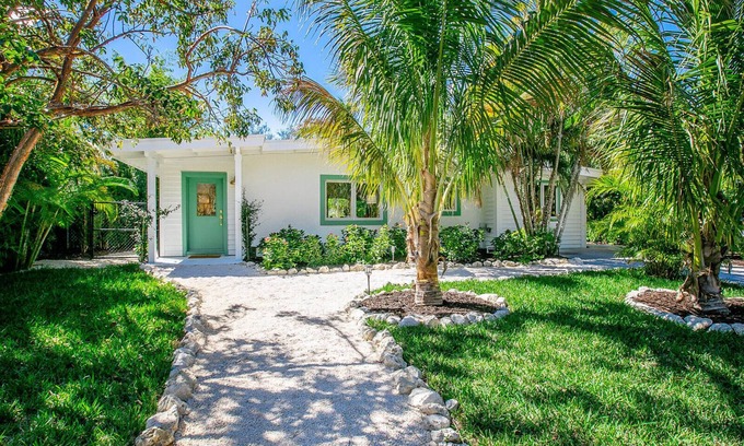 Longbeach Village House | Idyllic garden oasis right next to most beautiful, quiet Whitney beach.