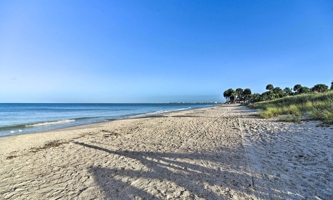 Pass-a-Grille Historic District Apartment | Idyllic Pass-a-grille Studio - Walk to the Beach!