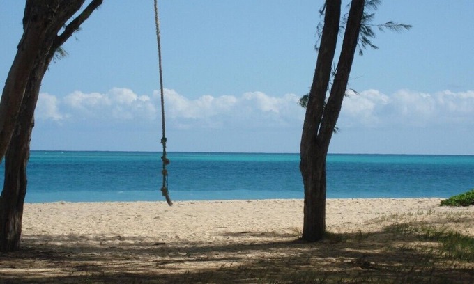 Waimanalo Apartment | If You Like Crowds, Don't Stay Here !.Sleeps 2 - Walk to Beach!