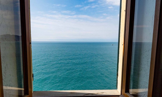 Manarola Apartment | Il Baluardo Sea View Apartment on the Cliff