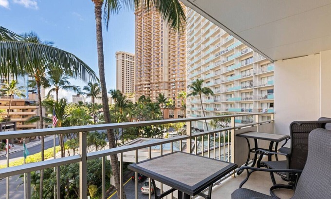 McCully - Moiliili Condo | ILIKAI 2BR/2BA CITY VIEW ISLAND STYLE APARTMENT