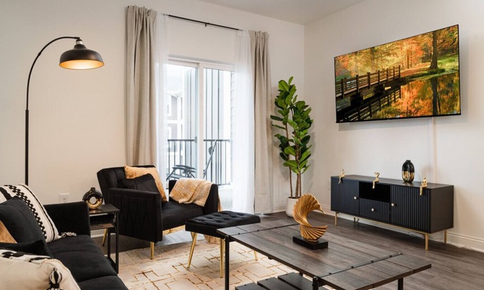 Whitestown Apartment | Illustrious Suite Spacious 2BR 2BA 2 King Beds WFH