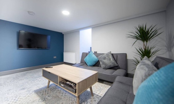 Ashford House | Immaculate 5-Bed House in the city centre Ashford