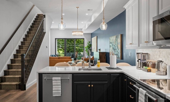 Lawrenceville Apartment | Immaculate Double King Suite| Rooftop Deck w/View