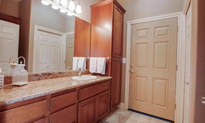 Oakdale House | Immaculate Unit, pool,large landscaped yard!