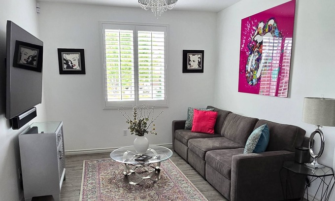 Simi Valley Apartment | Immaculately maintained Studio, with modern amenities, and great neighborhood.