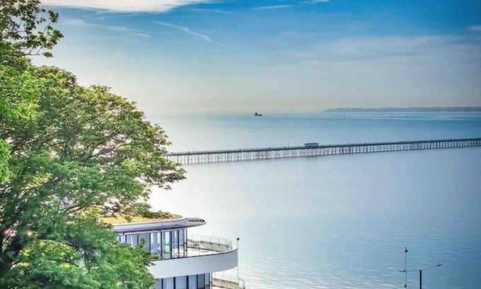 Southend-on-Sea Apartment | Impeccable 5-bed Apartment in Southend-on-sea