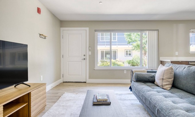 Campbell Apartment | Impeccable Campbell 1BR w/W/D, Pool, Gym, walk to WF + TJ, by Blueground