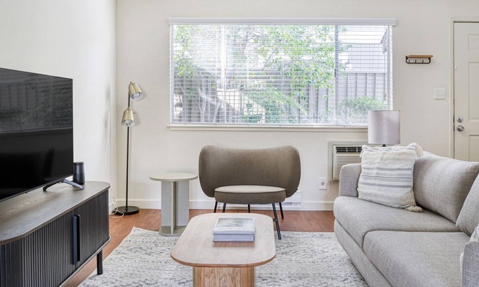 Campbell House | Impeccable Campbell 2BR w/ Pool & BBQ, 10 mins to Netflix, by Blueground