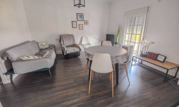 Arcos de la Frontera Cottage | In the center of Arcos, above the Guadalete river and overlooking the lake of Arcos.