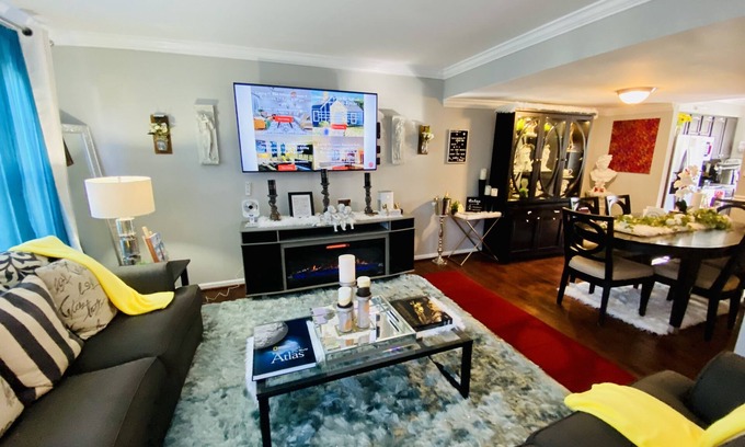 Montgomery Village House | In the DC-VA-MD area? Stay in lux and comfort at the Beautiful Empress Lounge