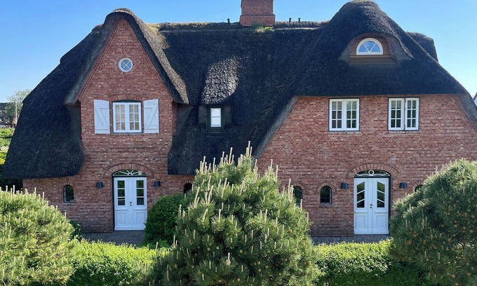 Großmorsum House | In this stylish half of the house under thatch, the maritime color concept was applied to the