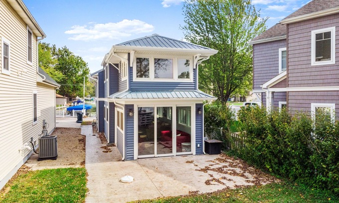 Syracuse House | Incredbile View of Lake Wawasee with sandy lake bottom