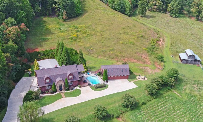 Cleveland Other | Incredible Farmhouse,18 acres, pool, 7 king bds, near Helen, TINY WEDDINGS!