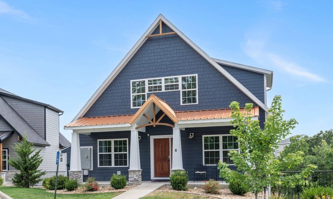 Branson Theater District House | INCREDIBLE HOME*Minutes to Lake*Indoor Pool*In Town* Golf View*Gas Fire Pit*