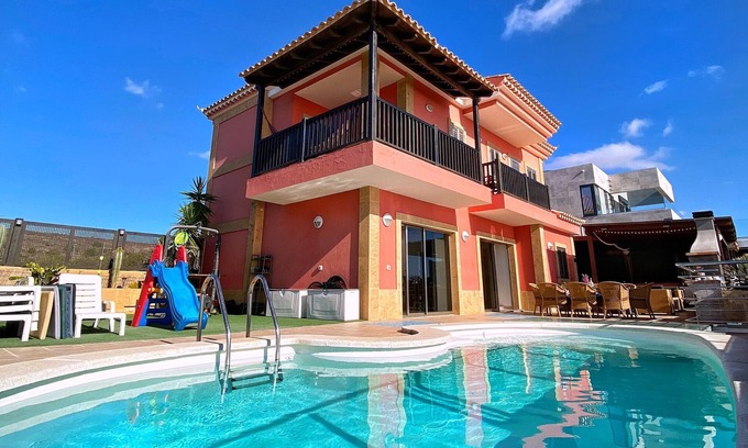 San Agustin Villa | Incredible luxury villa with an outstanding view of the sea and the mountains.