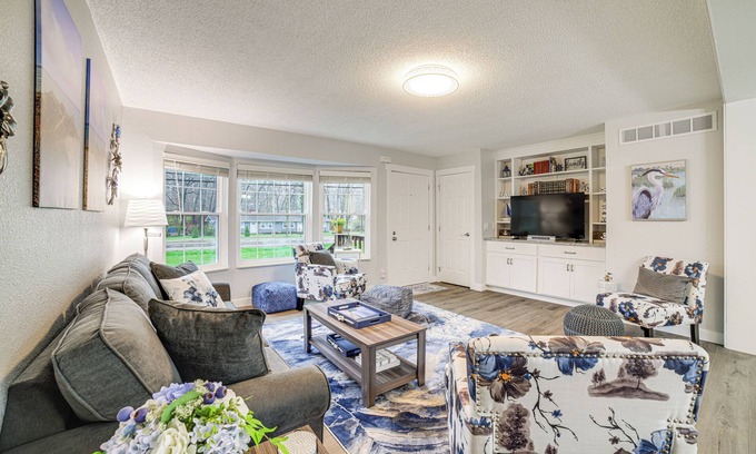 Town of Pines House | Indiana Dunes Home w/Gas Grill: 1 Mi to Beach!