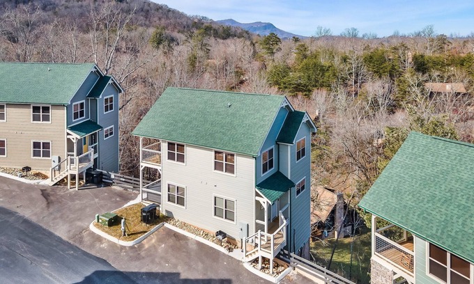 Pigeon Forge Cabin | Indoor Private Pool! Hot Tub! Near Parkway Dollywood and minutes to Attractions