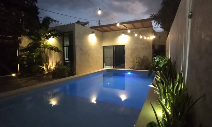 Merida House | industrial local style 10 min to downtown swimming pool and garage.