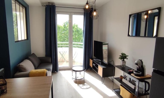 Saint-Priest Apartment | Indy Appart - T2 moderne - Clim - Parking - Balcon vue - Calme Propre